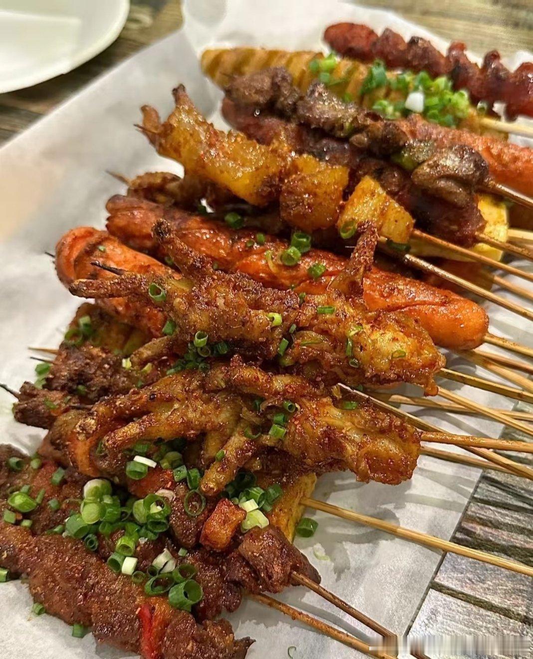 人对吃都是有执念的美食从来不止是填饱肚子。一道熟悉的味道，藏着回忆、乡愁与生活情