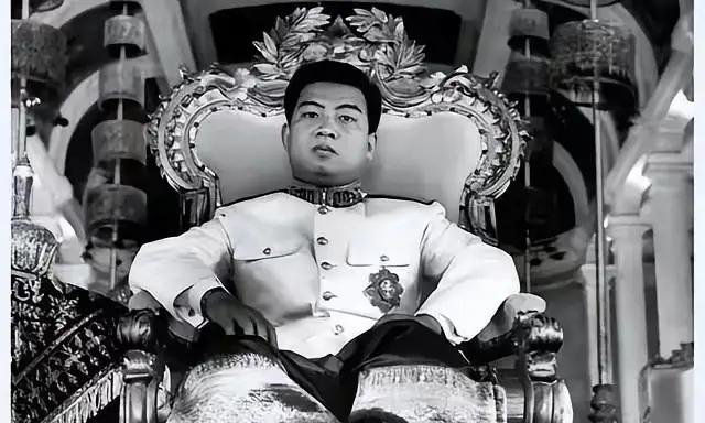 1941年，19岁的西哈努克刚登基不久。庆典上，他目光落在姨妈蓬珊莫尼公主身上，