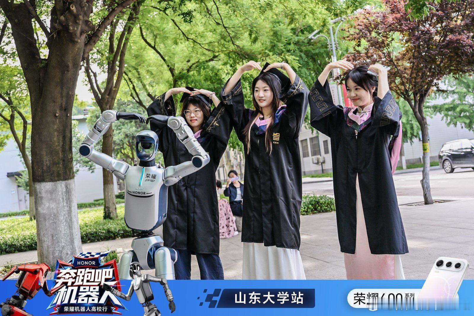说实话，荣耀元气仔是真的硬核。以前只在视频里看过它的动态，这次在山大校园活动里，