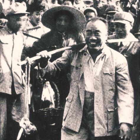 “朱德最大的本事，就是让人根本看不出他有本事。”这句话，不是说朱老总平庸，而是顶