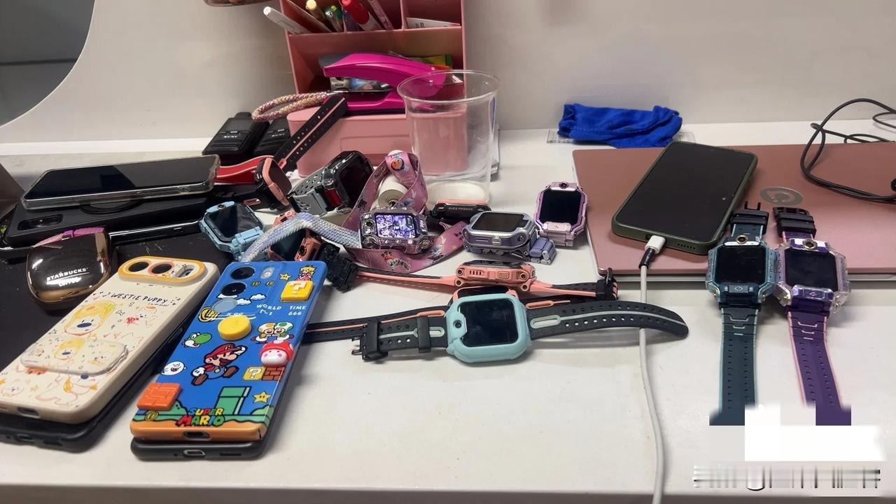 老师收电子产品，才发现班里全是隐形小富豪
 
我朋友媳妇是小学老师，学校明文规定