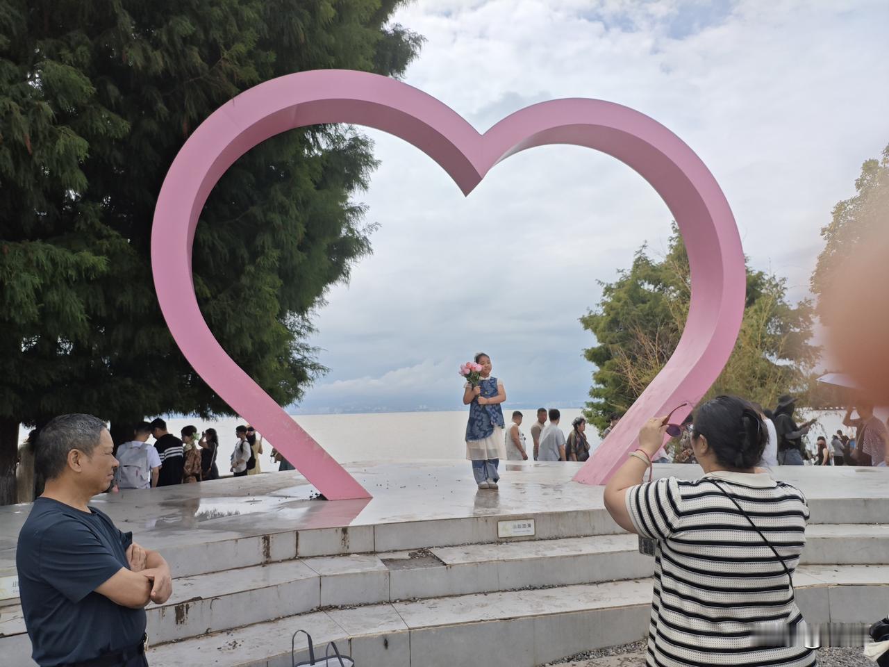 江城子34·浪漫洱海
澄湖遥映黛山长，巷门红，镂心芳。
彩车徐行，花缀旧街坊。