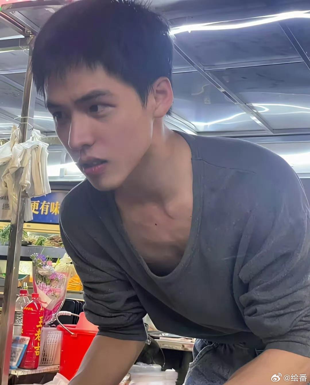 帅成这样了为啥还要靠摆摊为生，这是另一种形式的卖男色吧！ 