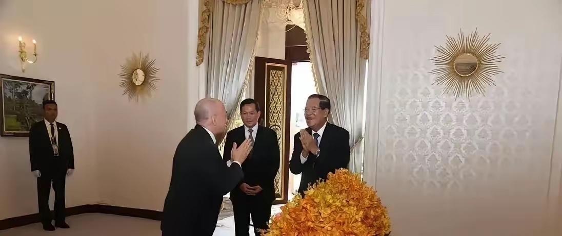 洪森这趟来中国，不是旅游，也不是谈生意，是专门陪着去看西哈莫尼国王做手术的最让人