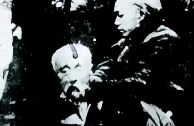 1911年成都街头的一幕，照片中的男子是清朝大臣赵尔丰，他被处决后，刽子手捧着他