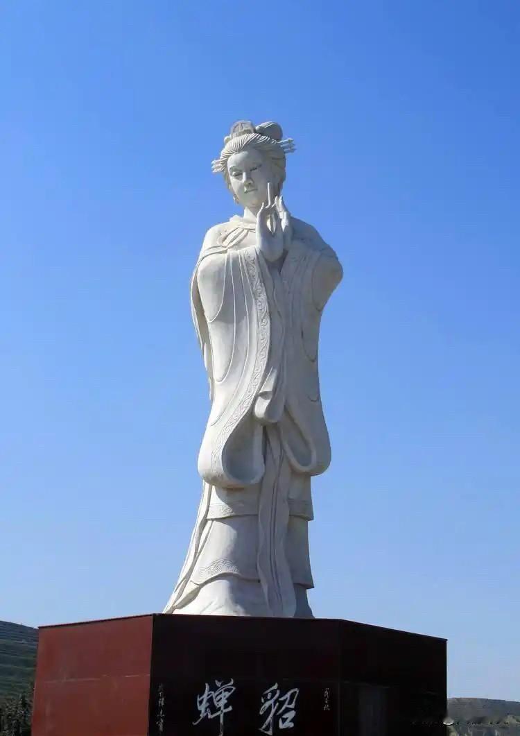 董卓被诛杀后，王允和吕布把持朝政，貂蝉对王允悄声说：“你杀错了奸贼，真正的祸首，