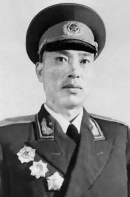 1998年，少将邱国光坐轮椅回乡，抓起一把土嗅了嗅：就把我葬在这

“1998年