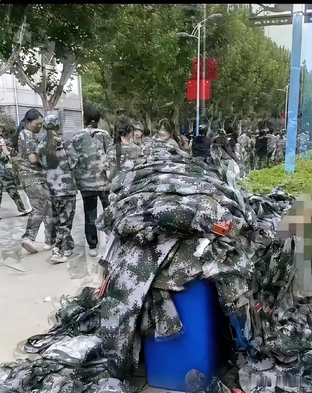 丢弃的迷彩里，藏着最体面的灵魂
 
军训落幕，满地喧嚣散尽，成堆崭新的迷彩，被随