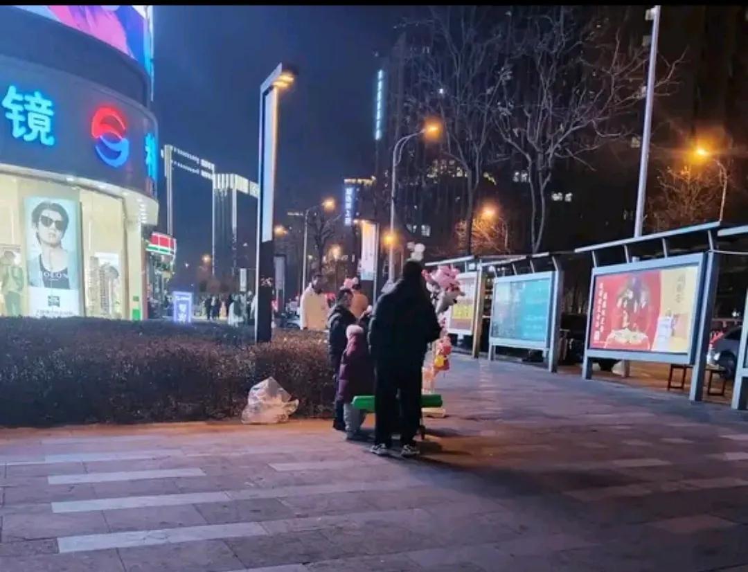 在楼下溜达了会按理说人们忙活一年了，都应该歇歇了，没想到做小生意的不少反而更多了