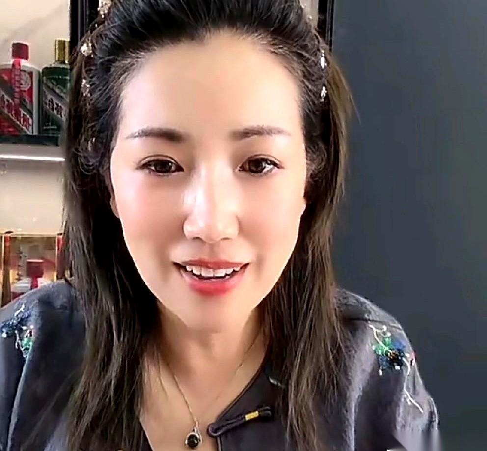 二驴家里的这场“陈年旧账”，最近又被翻出来掐上了。
三驴妈这次没忍着，直接对着镜