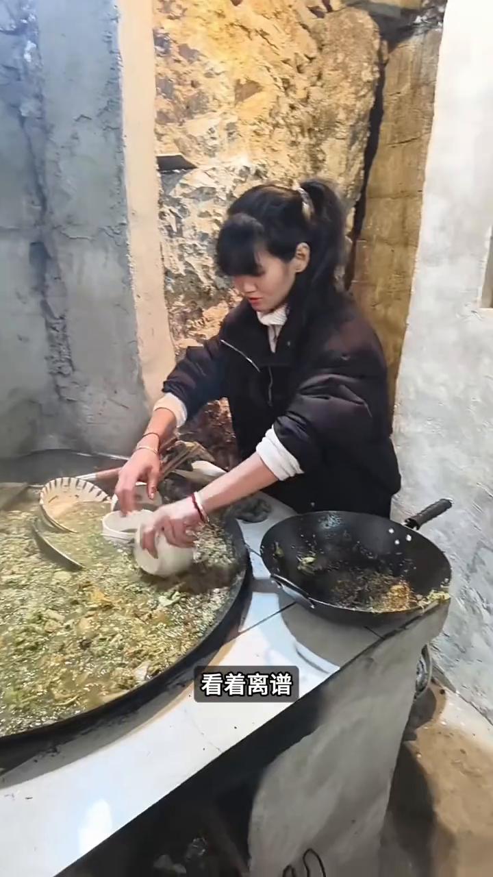猪汤洗碗秘事。
用猪食汤洗的碗你敢用吗？看着离谱，过去农村却真有人这么干。大娘把