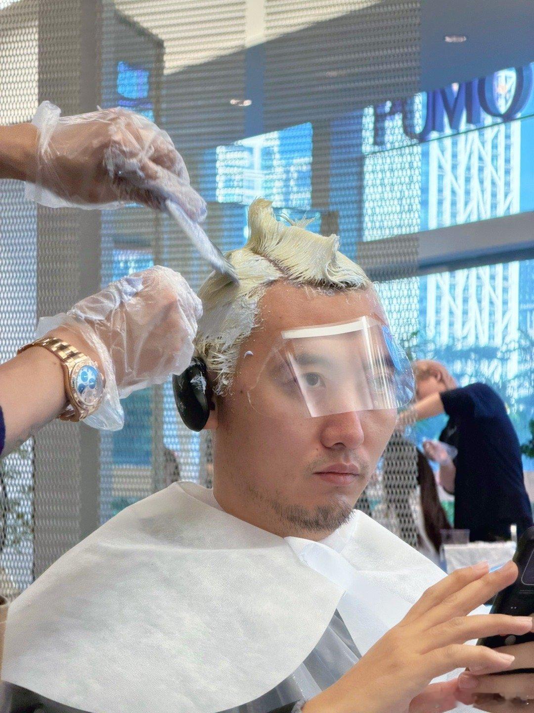 我都做完头发好久了，他那边还在漂第三遍，猜猜这是要染个什么色 