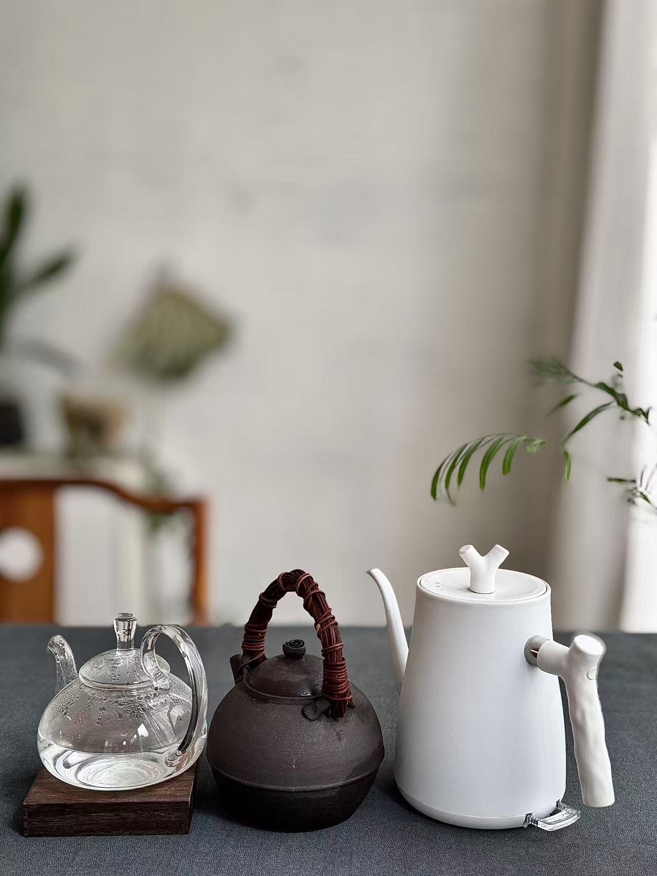泡茶用的烧水壶，有什么讲究？
选泡茶用的烧水壶，参考以下4个建议。
很实用！
◆