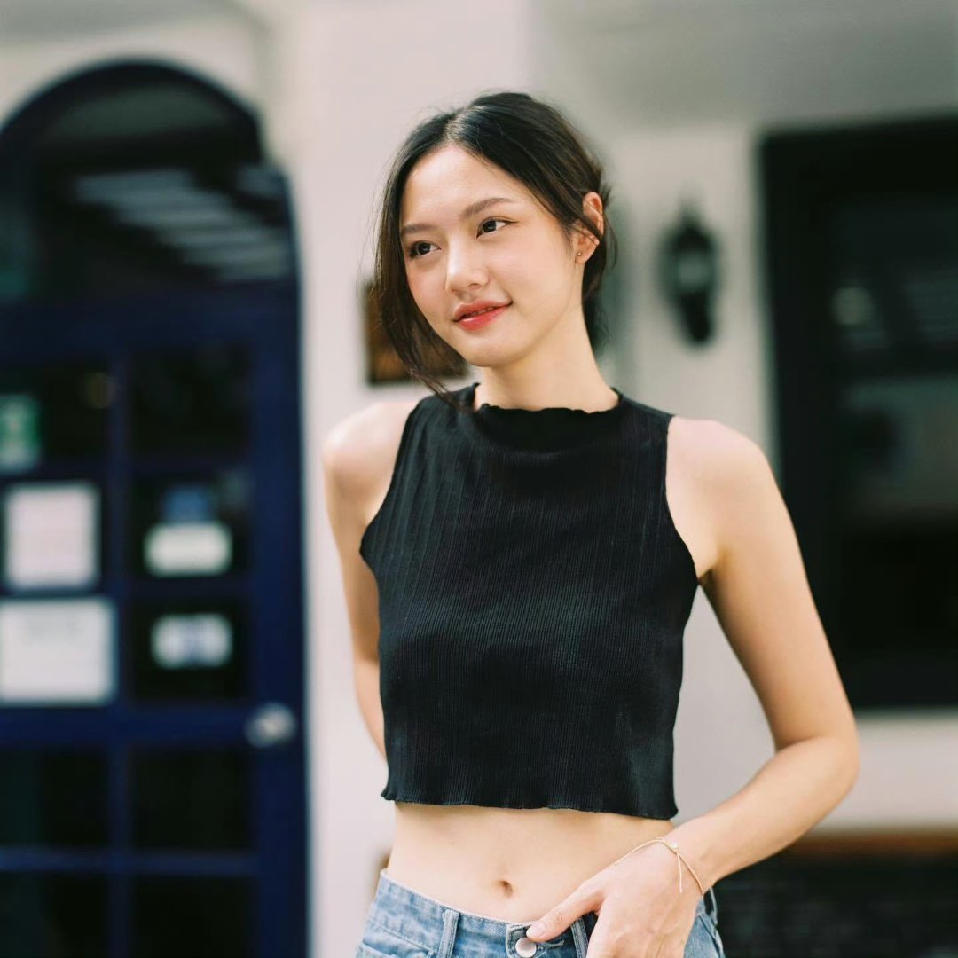 脸上有些肉肉的小米狗狗喜欢乖巧微笑着跪在索妈咪脚边，睁着湿漉漉的黑眼睛仰头问妈咪