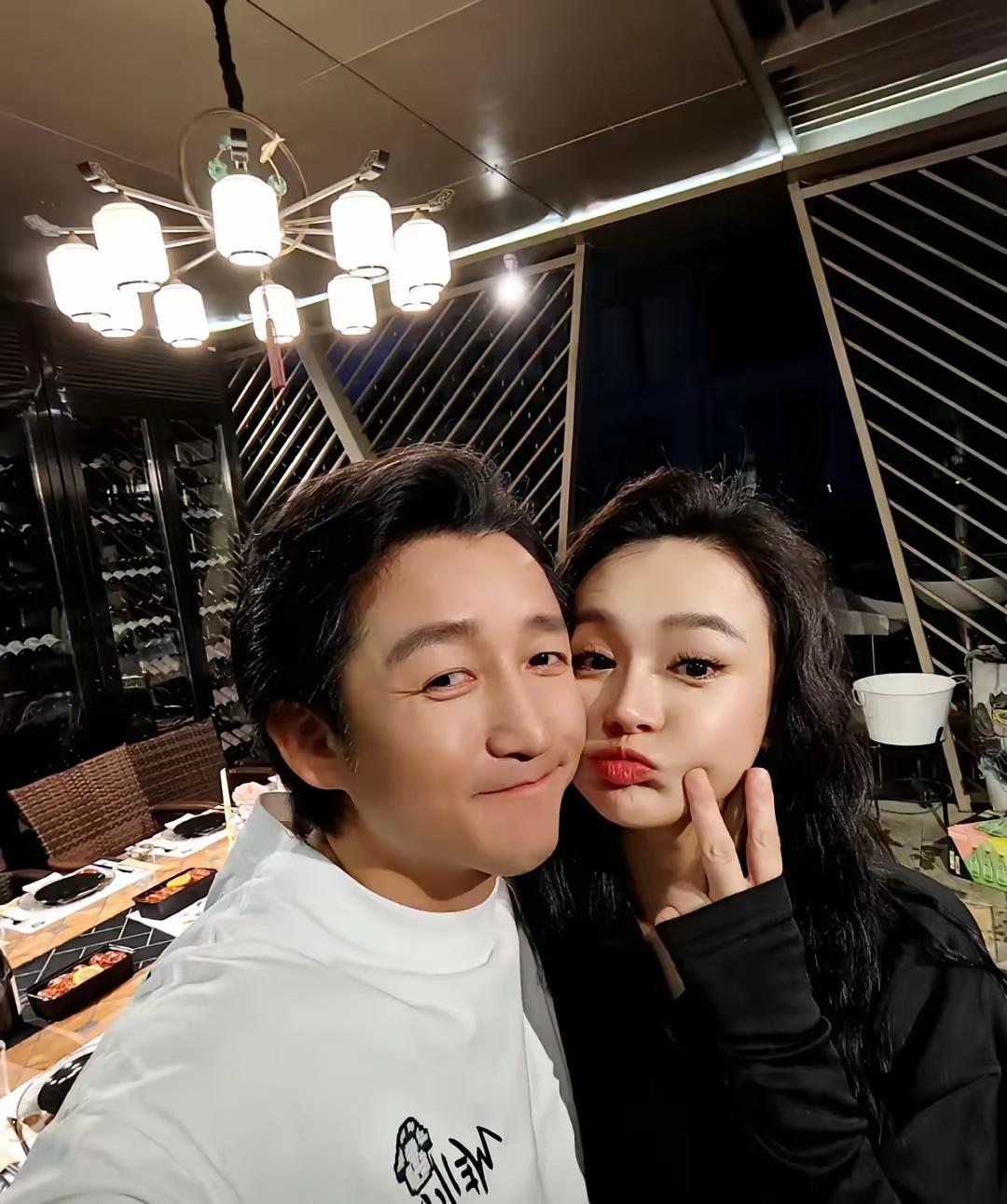 大家别再同情冉莹颖了！
最近她与邹市明的家庭婚姻的话题常挂热搜不下是有原因的，