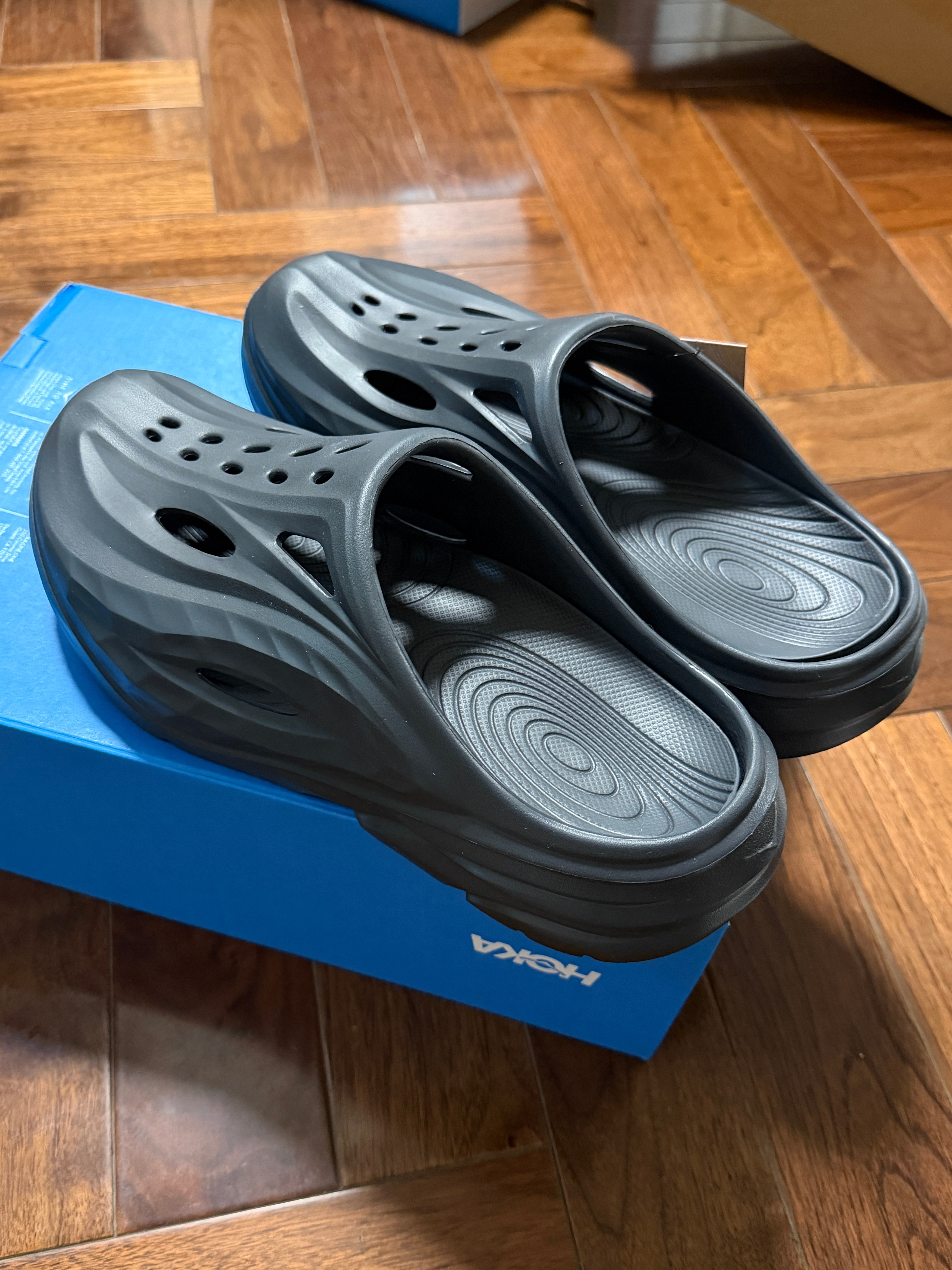 跟风买了双HOKA，怎么感觉穿着硬邦邦的，鞋垫前端还有凸起，有点硌脚，是我不识货