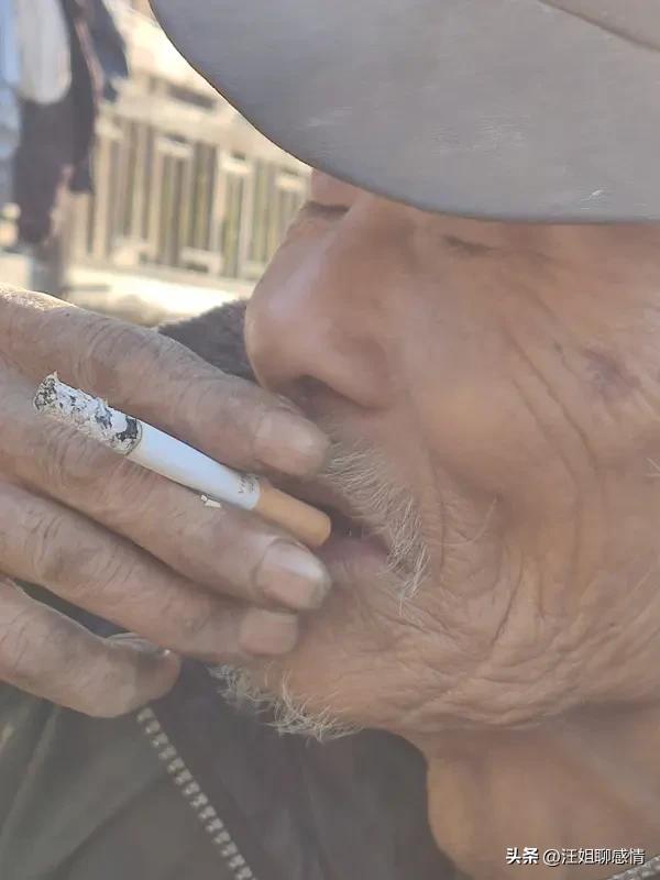 农村老人现在养老究竟有多难？难在什么地方？

七月的豫东平原，毒日头把麦茬晒得发