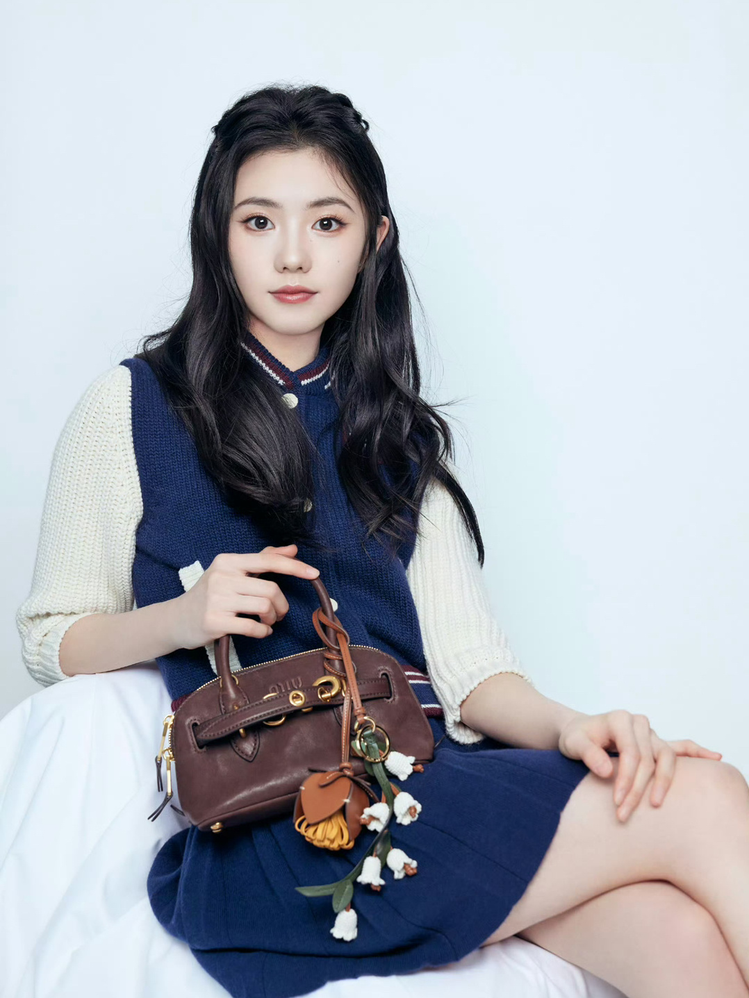 刘浩存赵今麦miumiu商务大片~两位的时尚表现力都很棒啊，miumiu的选择眼