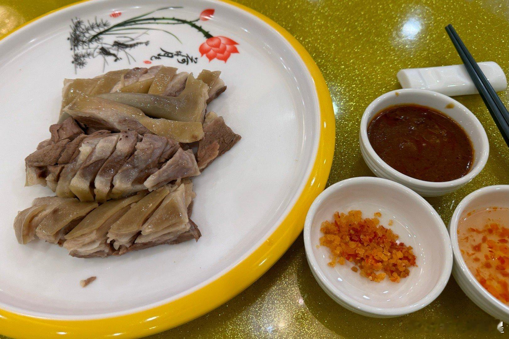 在湛江吃雷州美食。今天有幸和及两位老师碰面，吃了很多好东西。包括 狗肉、蒜蓉沙虫