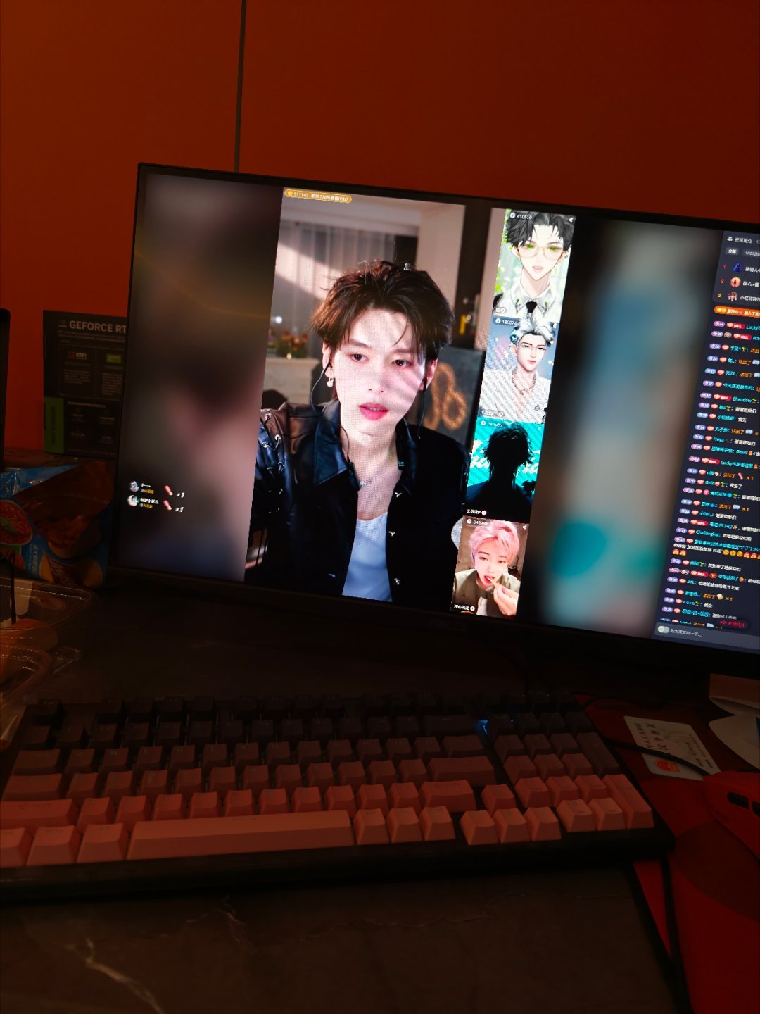 陪我朋友来网吧，在网吧看上直播了 