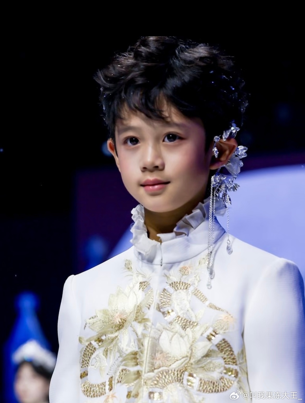 蔡国庆小儿子都长这么大了，走秀的时候还比心，真的好会啊蔡国庆小儿子走秀比心蔡国庆