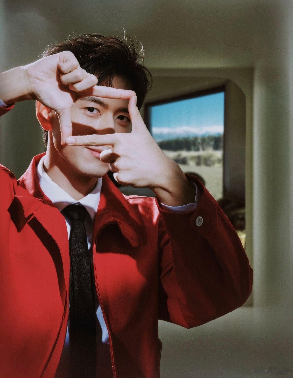 李现做这个动作就觉得眼熟 看着李现在春晚上的表现，真是令人捧腹大笑，这个动作我似