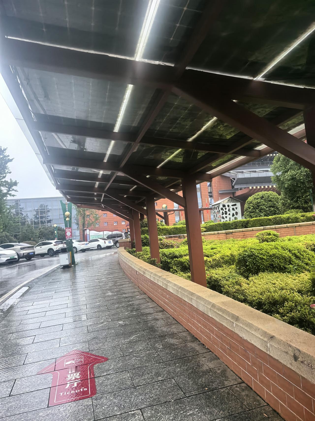 寻了很久的屋顶漏水终极解决方案，终于在韶山撞见了完美答案✨
一直想把光伏板做成屋