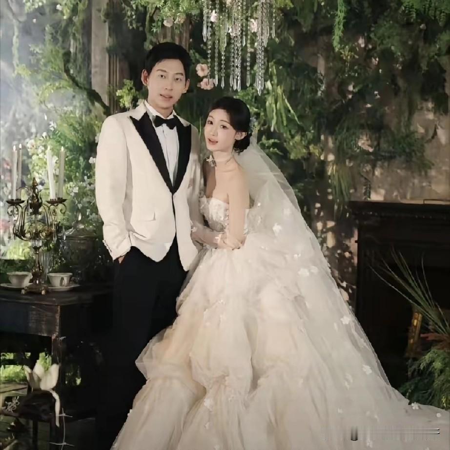 网红闪婚，是为爱奔赴还是为钱博弈？
 
陈雪凝56天闪婚的甜蜜还没捂热，婚礼仅8