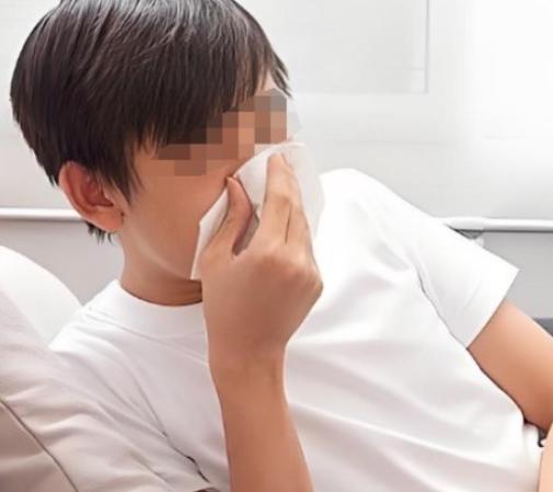 甘肃，一18岁女孩与男友酒店开房，可两人发生关系时，男友突然哮喘发作，女孩又惊又