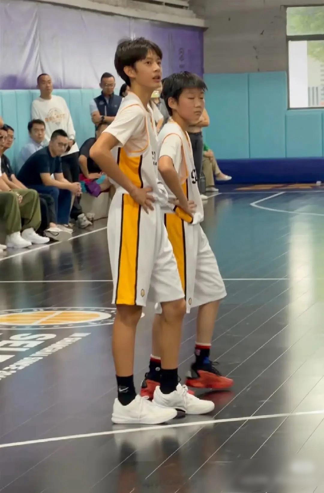 邓超和孙俪的儿子等等脸好小啊，很像孙俪。 ​​​