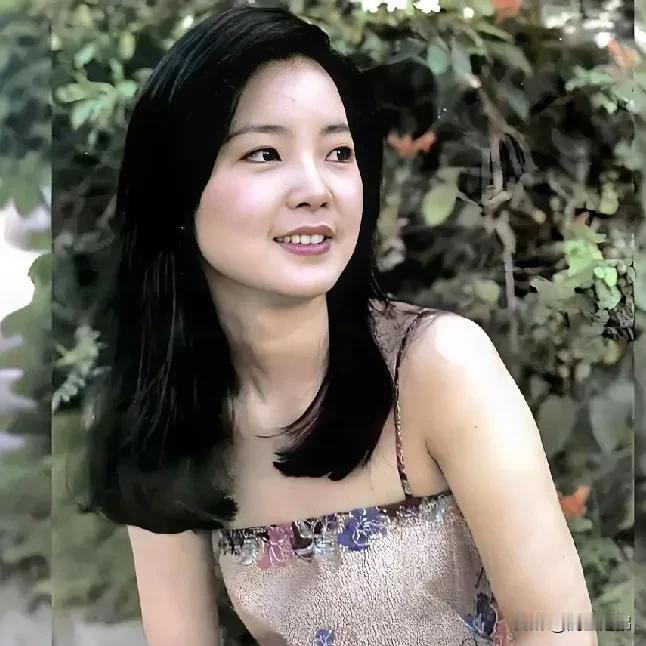 华语乐坛十位“甜歌女王”
①邓丽君   作品《我只在乎你》
②李玲玉   作品《