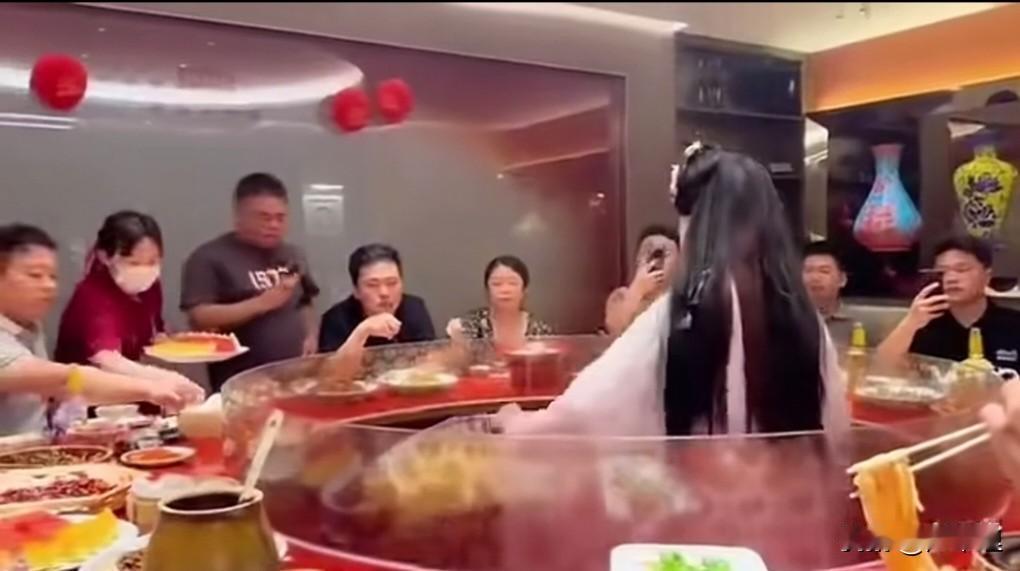 下图是近日南昌大饭店包房聚餐时的场景截图。本来，聚餐有音乐艺术相伴可以营造轻松氛