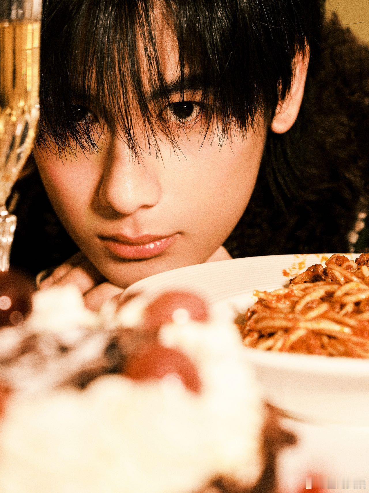 胡先煦复古起来是真带感啊 胡先煦的这两套复古造型，无疑是时尚舞台上的璀璨明珠。精