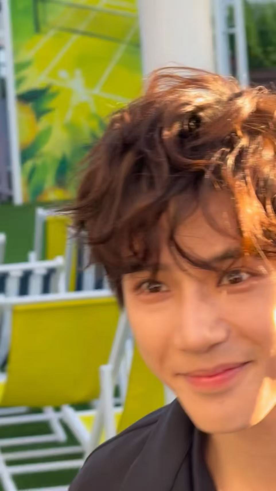 王安宇中网观赛怼脸生图 帅哥就算被路人怼脸拍也稳得住！王安宇轮廓清晰，眼神专注，