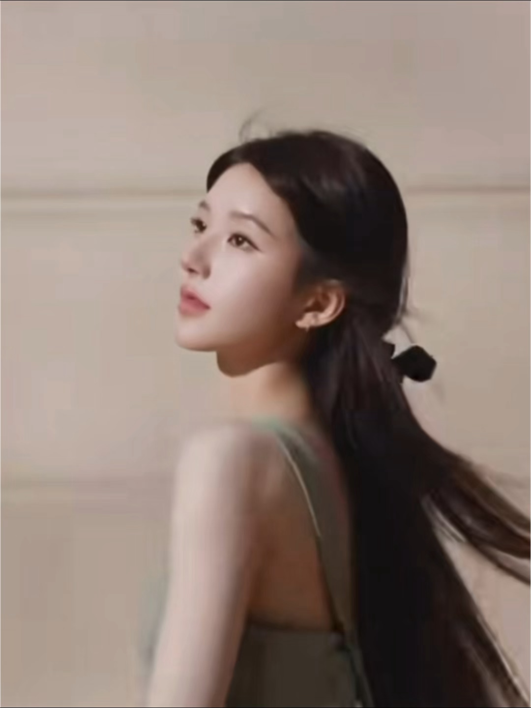 alo发的赵露思，此女动起来更美了…