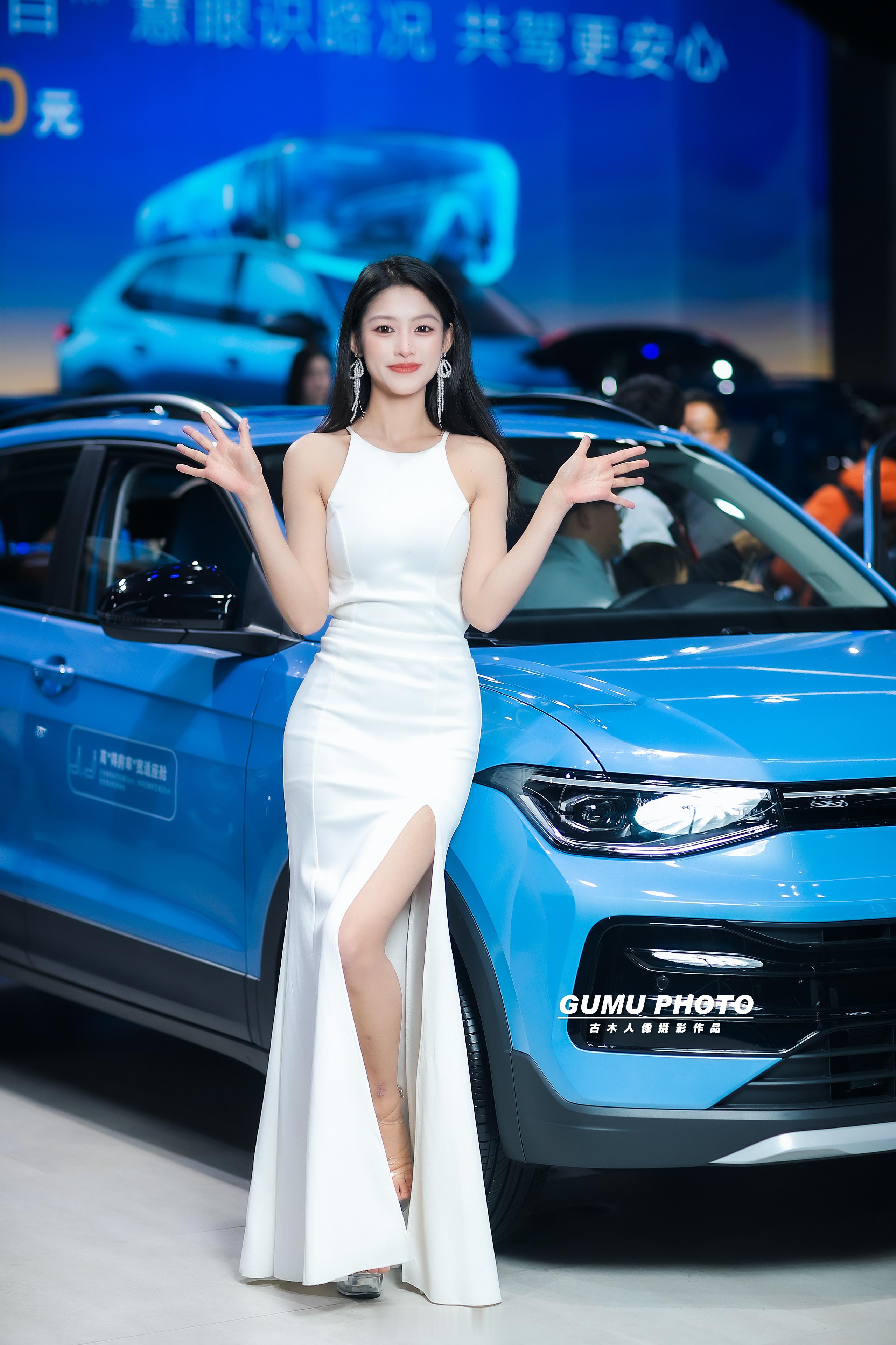 2025贵阳汽车文化节上汽大众展台模特小姐姐。2025贵阳汽车文化节第十五届贵阳