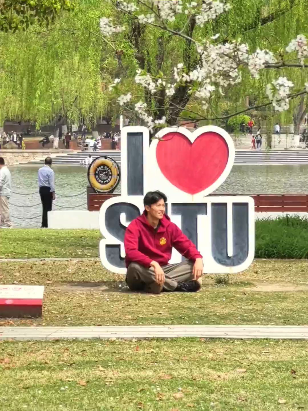 SWim进行时 『10268』20260406 上海交大学百年校庆草地上长兔子?