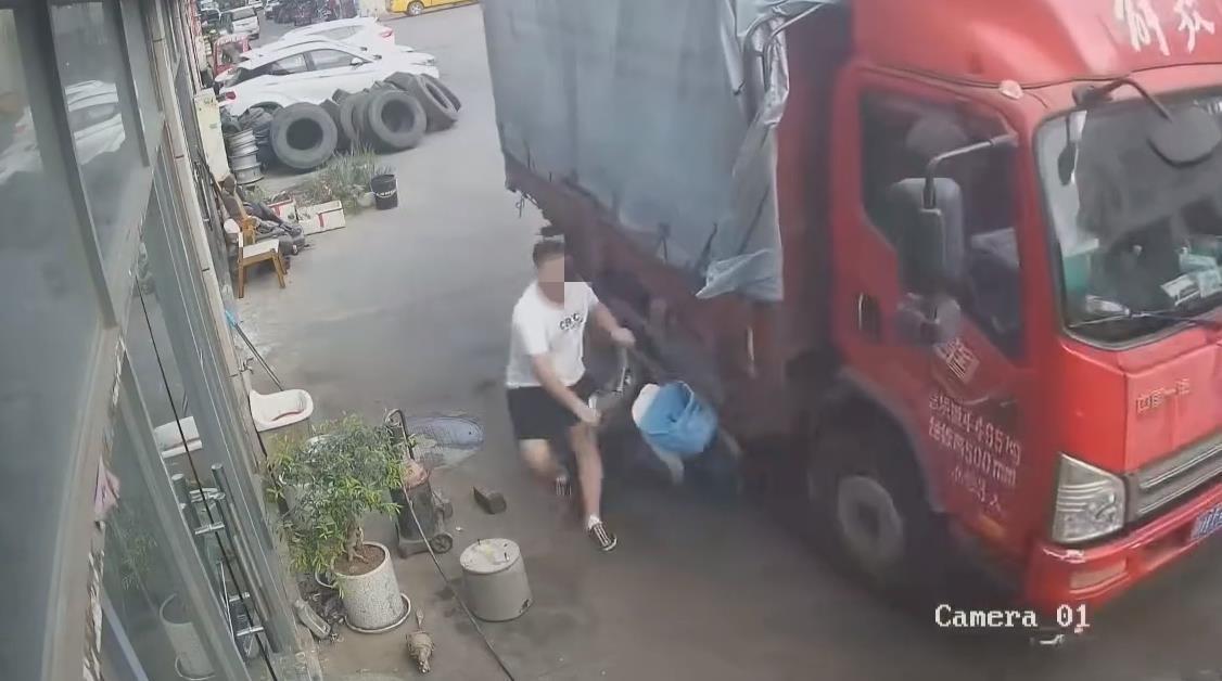 重庆一男子碰瓷大货车，表情演技十分到位，网友：欠他一个小金人！
 
最近，一段重