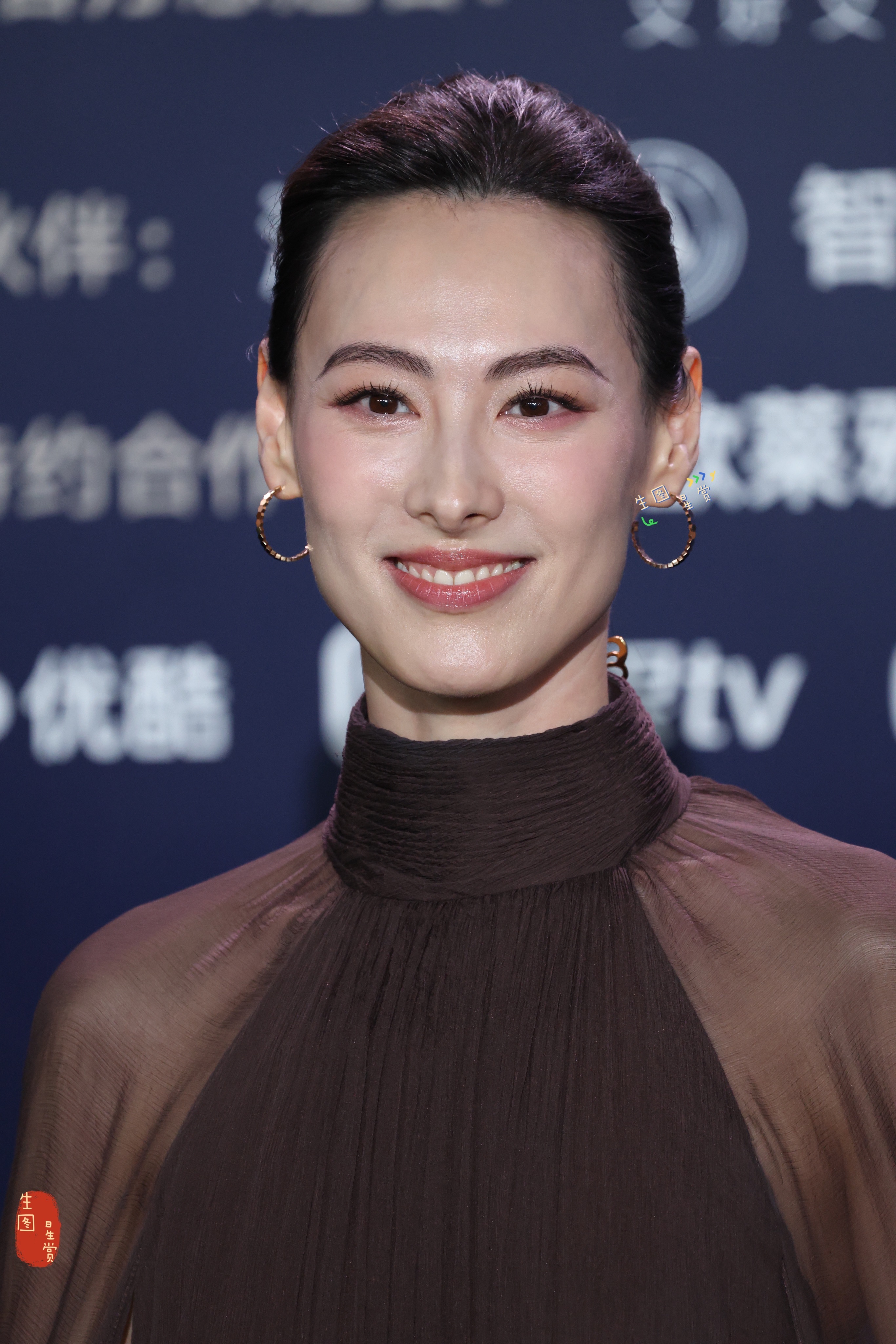 梁洛施亮相微博电影之夜完全骨相大美人💋 