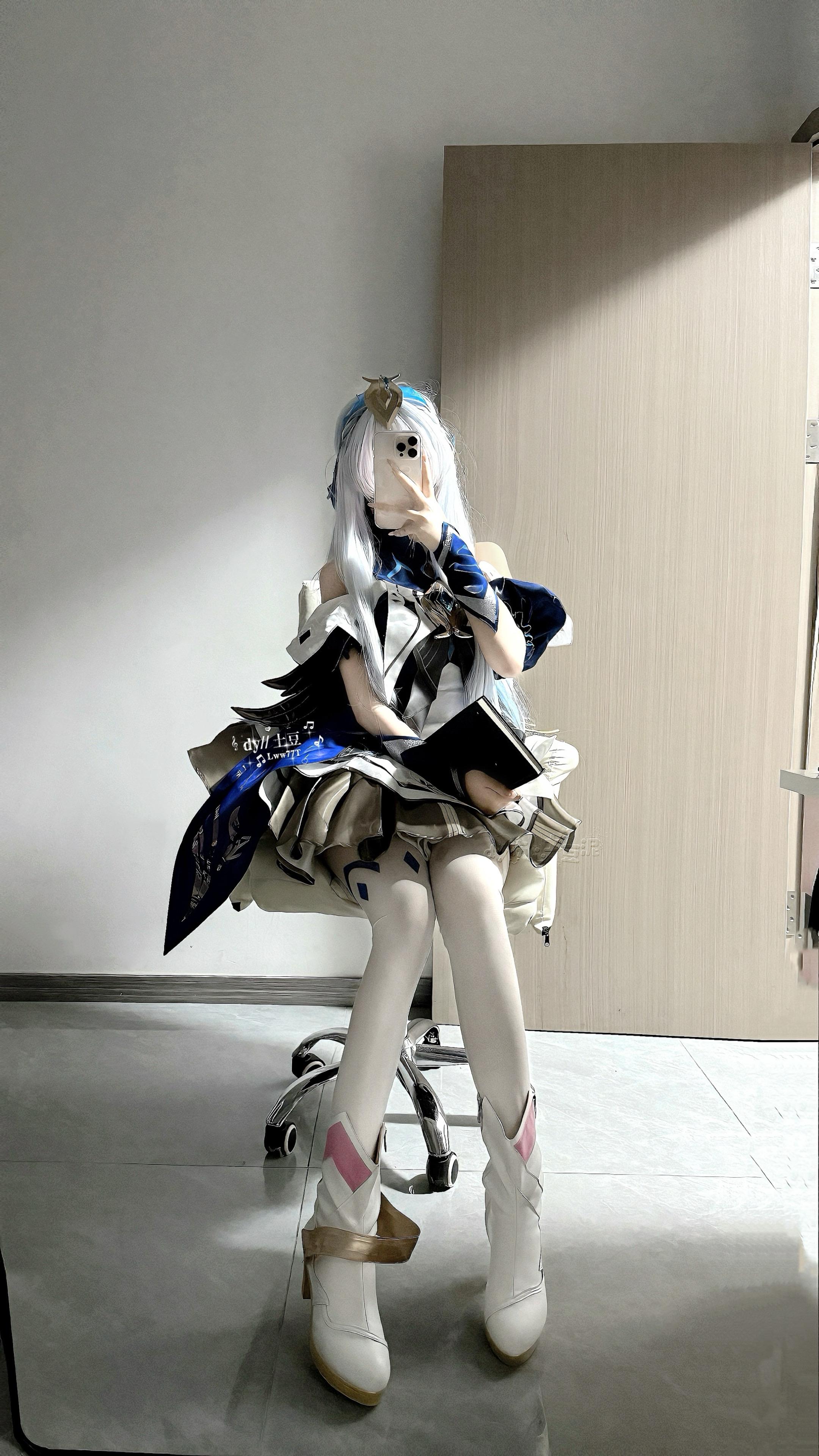 学姐 你太美好了你睡觉时乱乱的头发你说话时的嗓音 你站在栏杆旁清瘦的背...