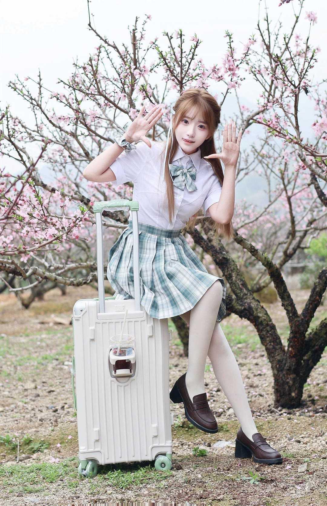 少女感穿搭的精髓是什么少女感从不是刻意装嫩，而是把春日的清甜穿在身上。核心是低饱