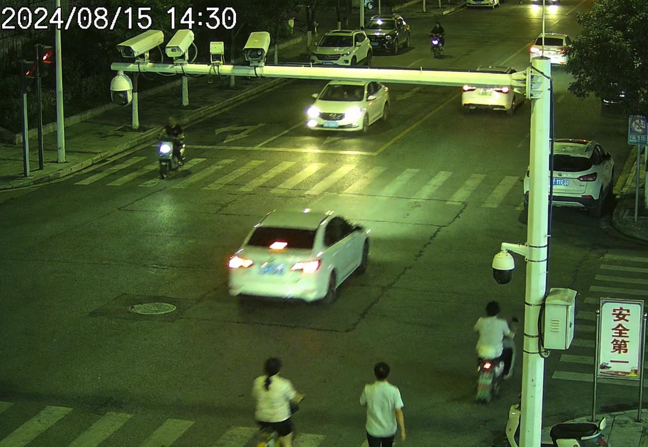 走夜路不用提心吊胆，半夜下楼撸串也没人找茬。咱这安全感，真不是吹出来的。为啥中国