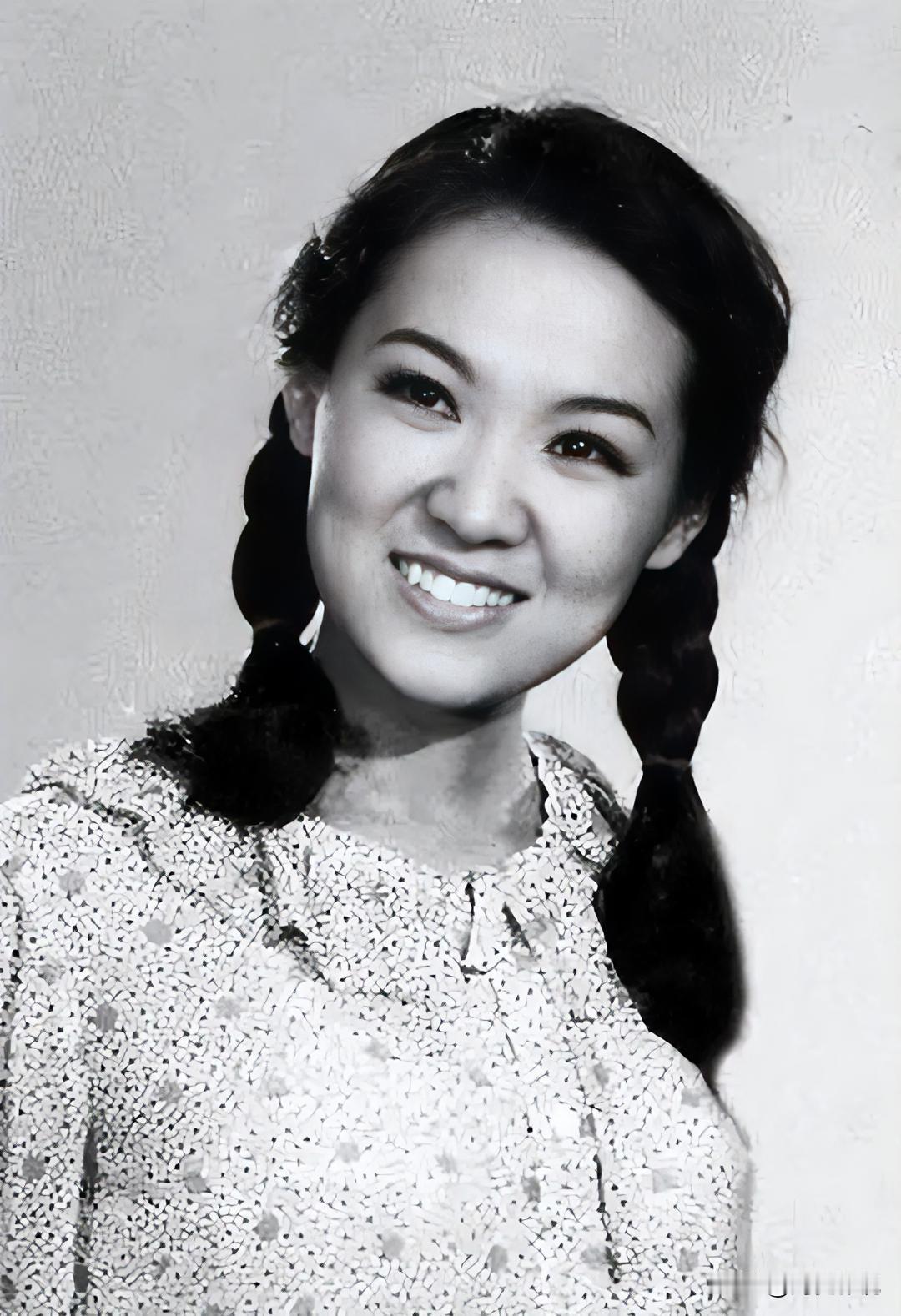 大家还记得这位女歌手吗？
她今年67岁，土生土长的北京人，父母都是普通工人，中学