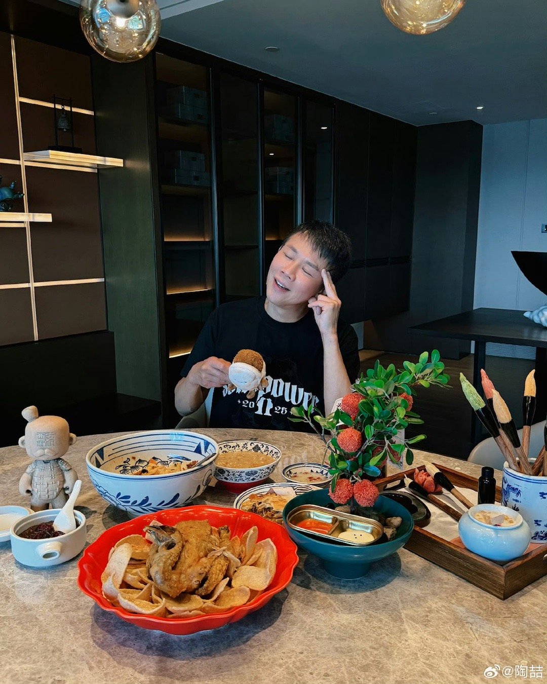 陶喆来了西安也得晕碳 西安碳水的魔力有多强？看陶喆就知道！从舞台上的深情歌手，到