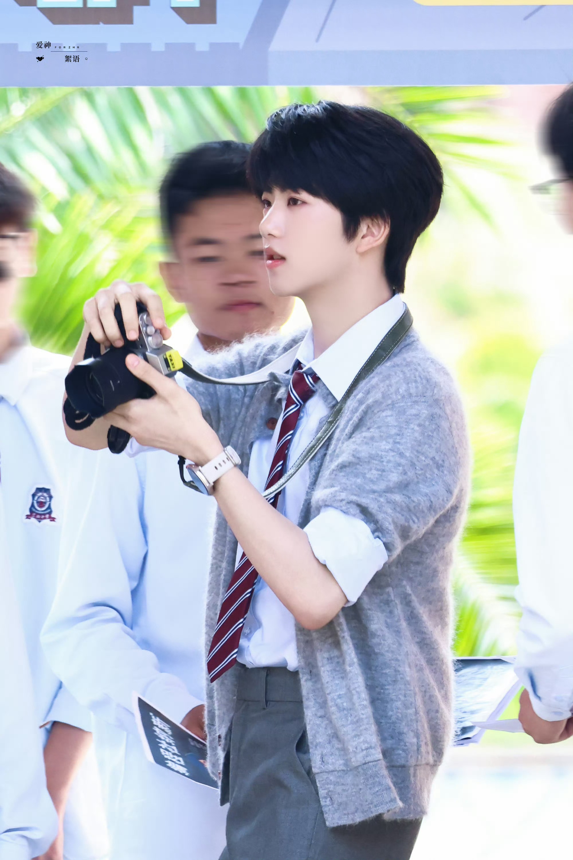 【张函瑞】张函瑞灰毛衣温柔学长 张函瑞是摄影师，张函瑞身着灰色毛衣拍摄，温柔恬静