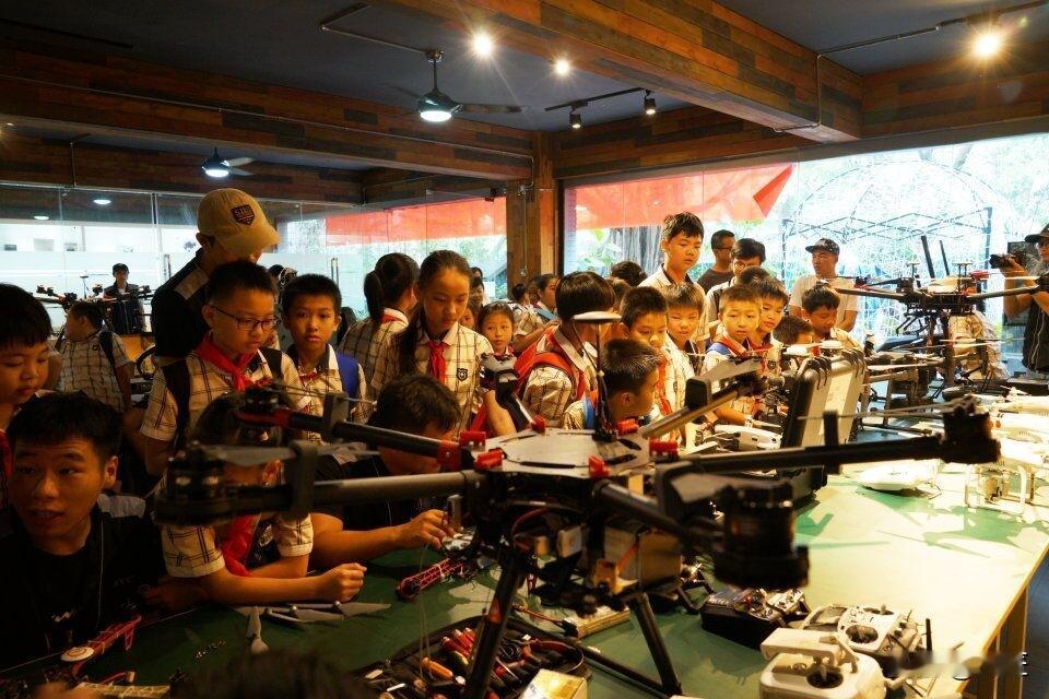 在AI时代，最值得培养的爱好是那些能将游戏化体验与真实世界能力结合的领域，
这既