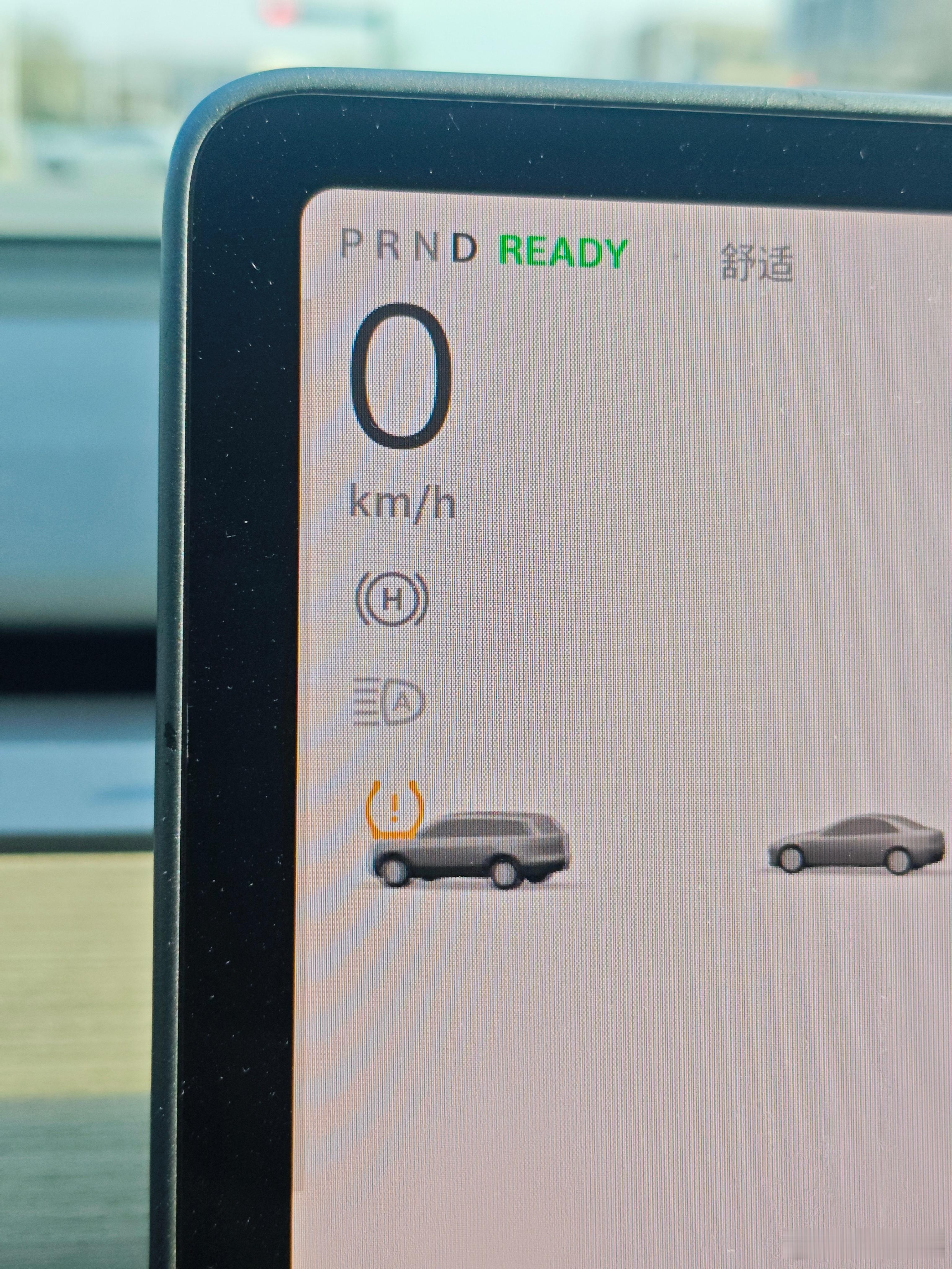 几天没开了，一上车提示胎压低，这不是为了舒适嘛，Model Y打到推荐值2.9会