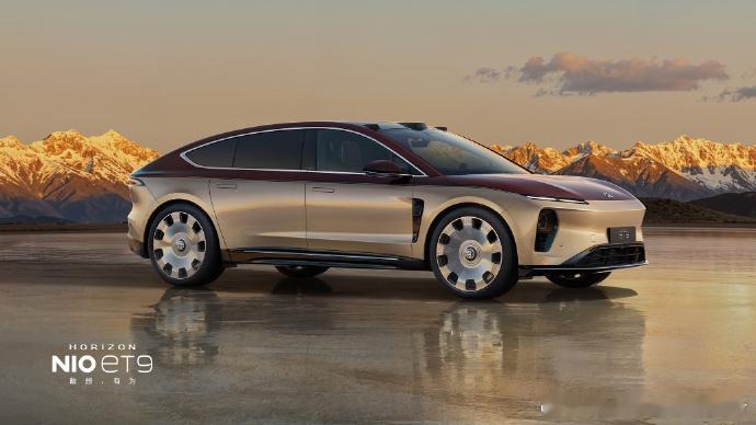 蔚来ET9地平线特别版发布了两款全新颜色，分别是“⽇照⾦⼭”和“拂晓黎明”，售价