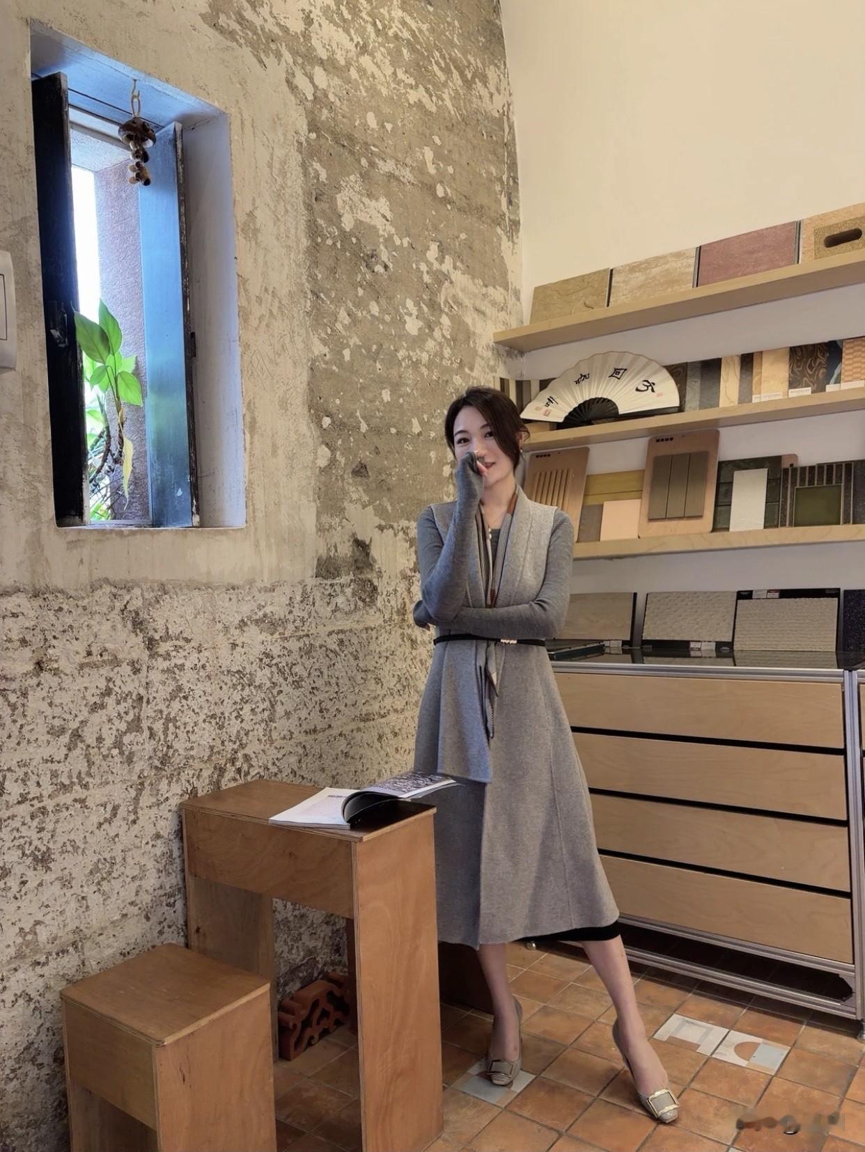 + 针织裙 + 通勤高跟鞋”组合就很绝。H 型驼色大衣是万能款，线条利落，衣长过