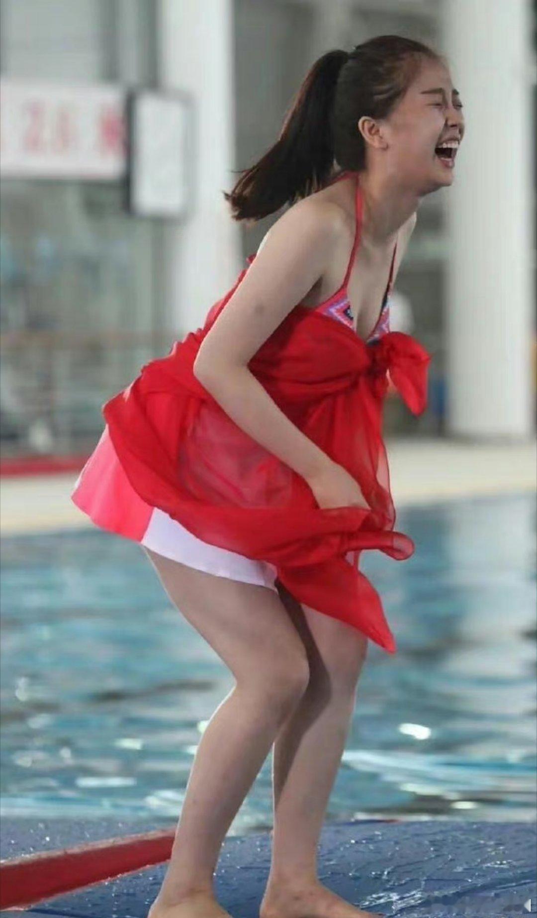 之前也没觉得虞书欣的身材这么雷啊[允悲][允悲][允悲]红的衣服加上这黄黄的皮肤